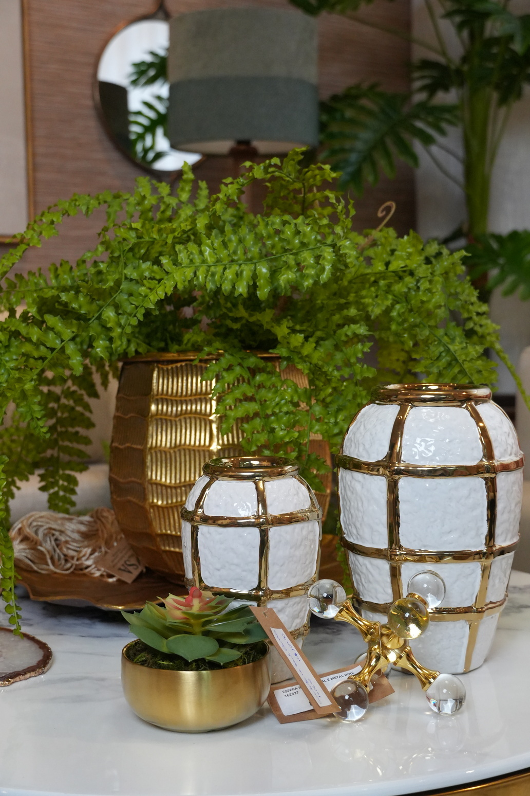 Estar com estante decorada