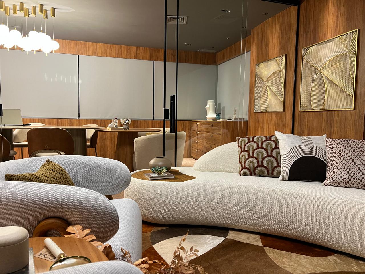 Sala com poltrona e obra de arte